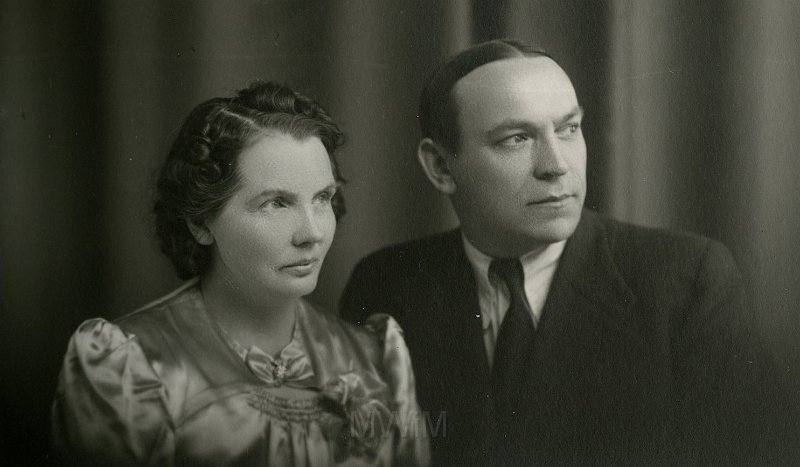 KKE 4174-2.jpg - Srebne Wesele. Genowefa (Kondracka) z mężem Włodzimierzem Zabagońskim, lata 40-te XX wieku.
